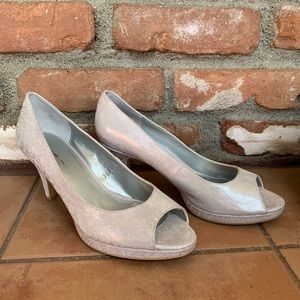 Bandolino White Peep toe pumps